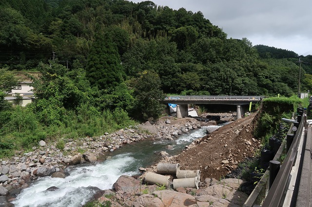 渓流傍の自然豊かな遊び用地