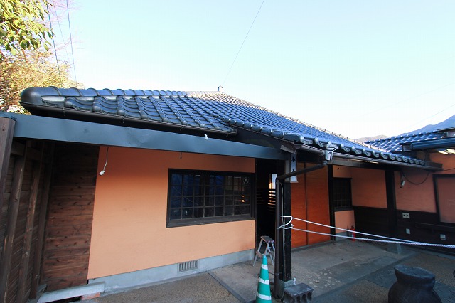 金鱗湖付近　観光客で賑わう通り沿いの店舗